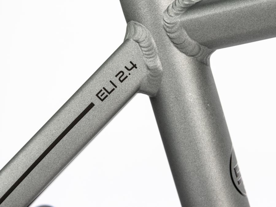 Grecos Eli 2.4 Modellschriftzug